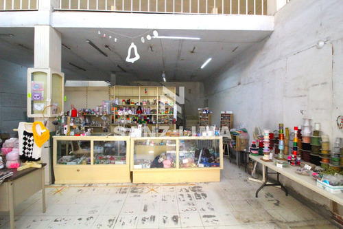 Centro Mercado: Amplio Local En Zona Con Alto Flujo Peatonal.
