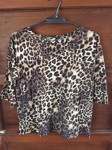 Remera Animal Print De Tela Afelpada Manga Tres Cuartos