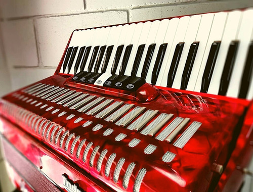 Sanfona/gaita/acordeon Todeskini 120 Baixos 7 Registros Cor Vermelho