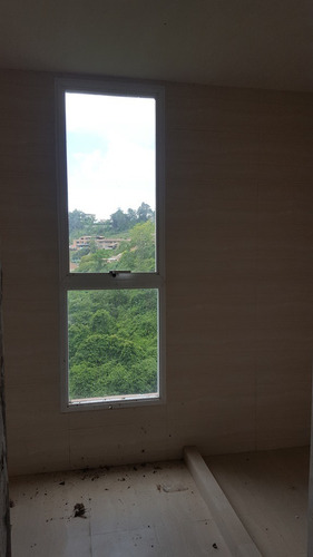 Alto Hatillo Imponente 180mts Financiamiento 50% En Dos Años Sin Intereses Linda Vista Edificio Nuevo Pozo De Agua Calle Privada Vigilancia 2habitaciones /3baños 2 Puestos En Sótano Maletero