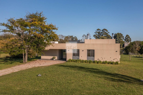 Casa De 3 Dormitorios En Altos De La Tahona