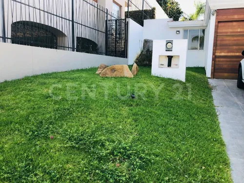 Casa En Venta, En El Palomar, Tlajomulco De Zuñiga, Jalisco.