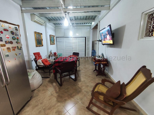José Trivero Vende Hermosa Casa Ubicada En Excelente Zona De Cabudare, Cuenta Con Tanque Subterraneo