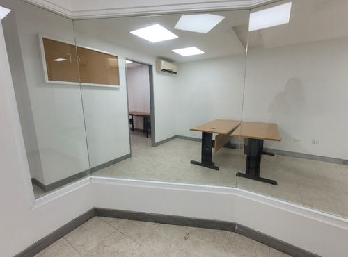 En Alquiler Excelente Oficina En Centro Plaza De 57 M2. Lm25-18438