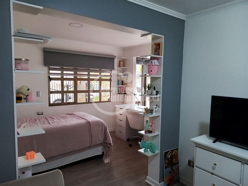 Casa En Venta De 5 Dorm. En La Florida
