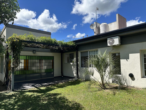 Casa De 3 Dormitorios En Barrio Los Bretes