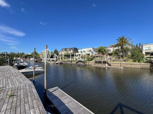 Casa En Venta Con 4 Suites Y Amarra En El Yacht, Nordelta