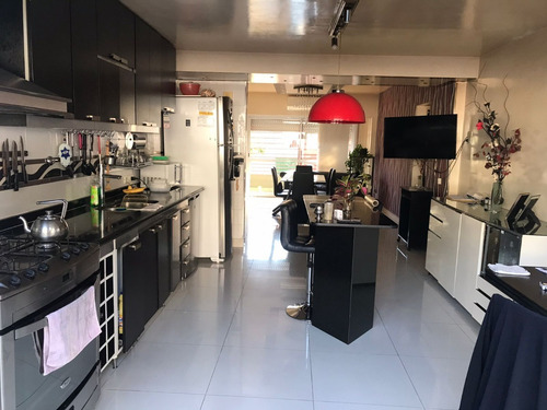 Imagen 5 de 13 de Semipiso 3 Amb. Con Balcon, Patio Terraza Con Parrila Propia, Lavadero, Baulera Y Cochera Cubierta En Flores!