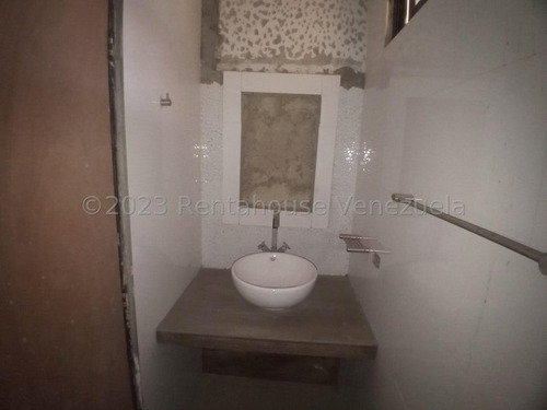 Imagen 7 de 16 de Obra Gris Cocina En Mampostería Con Tope De Granito. Baño En Planta Baja Remodelado Tanque De Agua Subterráneo, Línea Cantv. Conjunto Exclusivo De Solo 52 Th. Agua De Pozo. Vigilancia Privada 24 Hrs.