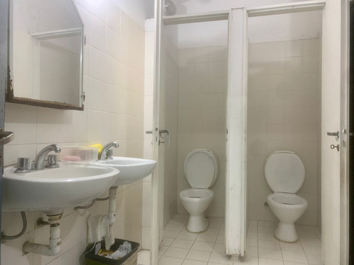 Imagen 9 de 14 de Venta - Galpon Deposito Con Oficinas - 796m2 Cubiertos - Recepcion - Showroom - Sector Carga Descarga - Baño Vestuarios - Vicente Lopez - Florida - Carlos Pellegrini 1100