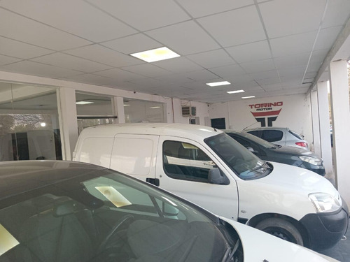 Venta Local Comercial, 3 Oficinas Vidriadas, 1 Baño, 1 Sala De Espera, 1 Cocina.