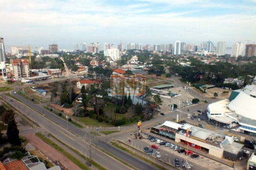 Apartamento En Lindisima Zona A Pasos De Punta Shopping - Ref: 4931