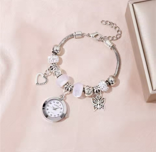 Pulsera Reloj Dijes Colgantes Dama Correa Plateado Bisel Plateado Fondo Blanco