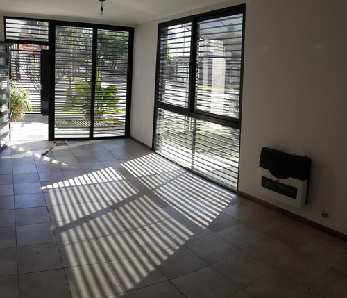 Entrada Independiente, Jardín En Esquina, Estar Comedor, Cocina, Dos Dormitorios, Equipado
