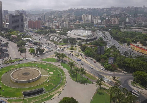 Alquiler De Amplia, Funcional Y Versatil Oficina En Plaza Venezuela