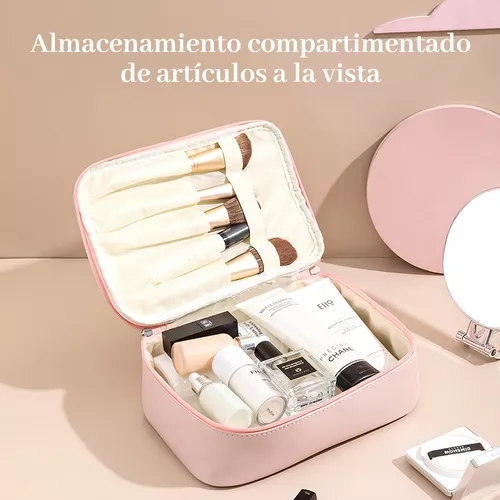 Vista superior brochas de maquillaje en neceser