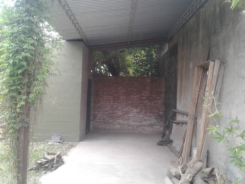 Terreno Con Agua Y Cluacas. Baño Y Espacio Techado Al Fondo