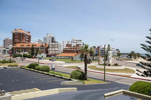 Apartamento En Veneta De 3 Dormitorios En Malecon Iii, Punta Del Este