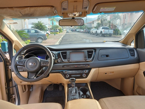 Kia Carnival Automática