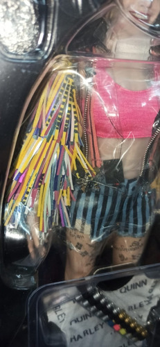 Imagen 1 de 1 de Harley Quinn Caution Tape Jacket Hot Toys 1/6 Scale Figure