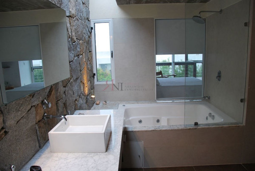 Imagen 12 de 29 de Jardin Con Piscina, Terraza Con Parrillero