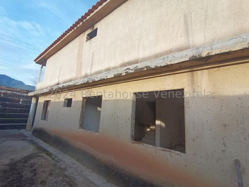 Hermosa Parcela De Terreno De 200 M2 Con Casa Estilo Duplex Construida Sobre Ella De Aproximadamente 160 M2, Su Distribucion Es Concepto Abierto En Obra Gris, Hermosas Vistas En Todos Sus Angulos,