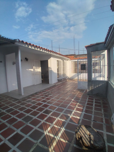 Se Vende Casa 200m2 3h/2b/2p Lecumberry Cúa 0799