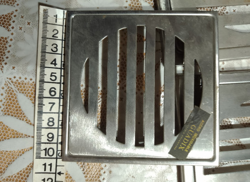 Rejillas De Metal Desagüe Baños Leee (Usado)