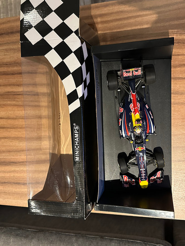 F1 Red Bull S Vettel Campeon 2011 Minichamps 1:18 Rb7 Azul (Usado)