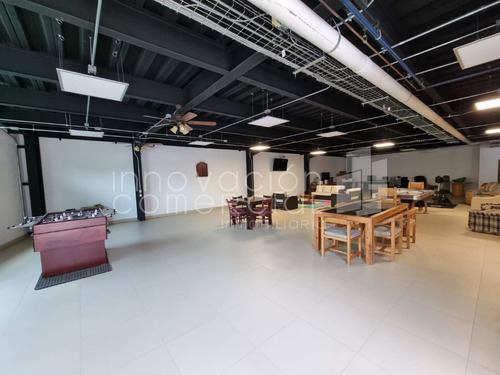 Edificio De Oficinas En Venta En Lomas De Querétaro, Con Recepción Y Sala De Jun
