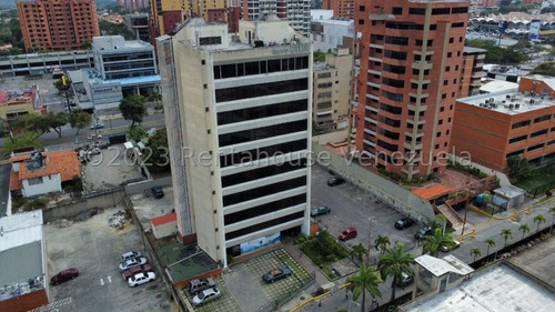 Oficina En Venta En El Este De Barquisimeto Cuenta Con Hermosa Vista E Iluminación, Con 2 Salas De Baño, Aire Acondicionado, Vigilancia Privada, Puesto De Estacionamiento, Amplia Y Cómoda Gabriela C.