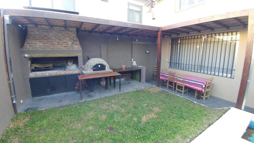 Imagen 3 de 22 de Excelente Chalet En 2 Plantas Reciclado Con Jardin Y Pileta. Precio Actualizado!!!!!!!