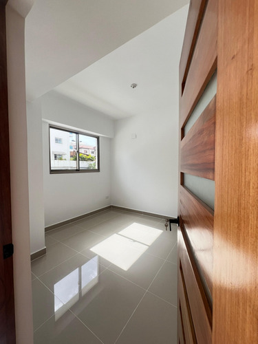Apartamento En Venta En El Millón, 2 Habs 2.5 Baños 1 Parque
