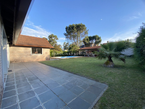 Chalet En Venta Con Piscina Y Barbacoa, Punta Del Este.