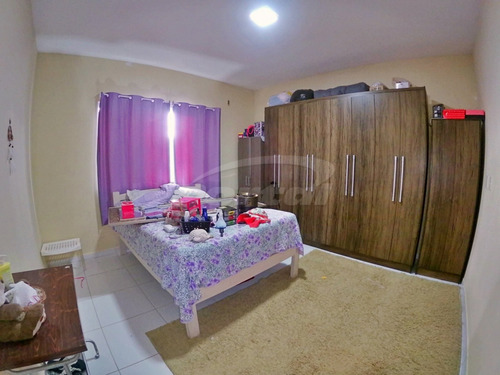 Belíssima Residência Com 3 Quartos, Sendo 1 Suíte, Lavabo, Área De Sala, Cozinha, Área De Festas Com Churrasqueira, Rebaixo Em Gesso, Possui Também Sistema De Câmeras De Segurança. Tudo Isso Á Apenas