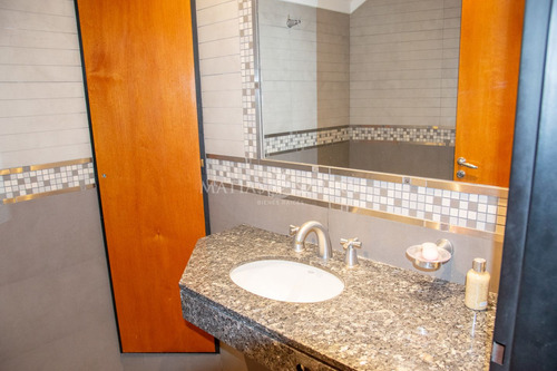 Propiedad De Categoría 5 Amb. Con Gran Lote En Parque Leloir