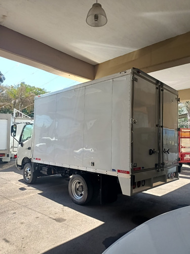 Imagen 2 de 9 de Hino 816 Semi Long Modelo 2015
