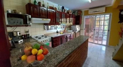 Casa En Venta - 3 Dormitorios 2 Baños - Cochera - 230mts2 - Morón