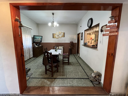 Casa En Reciclado Con Múltiples Ambientes Y Potencial En Ramos Mejía A La Venta