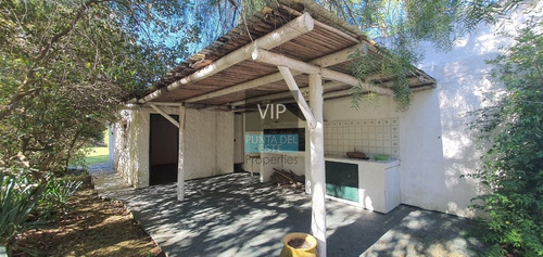 Casa De Época En Amplio Terreno En El Tesoro La Barra - Punta Del Este- Ref: 136