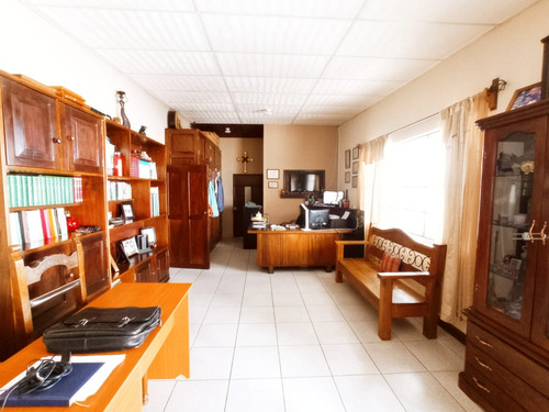 Imagen 15 de 30 de Vendo Hermosa Propiedad, Ubicada En Uno De Los Sectores Mas Selectos De San Lucas Sacatepequez, Incluye Dos Casas Con Amplio Jardin Ideal Para Casa De Campo O Todo Tipo De Negocio