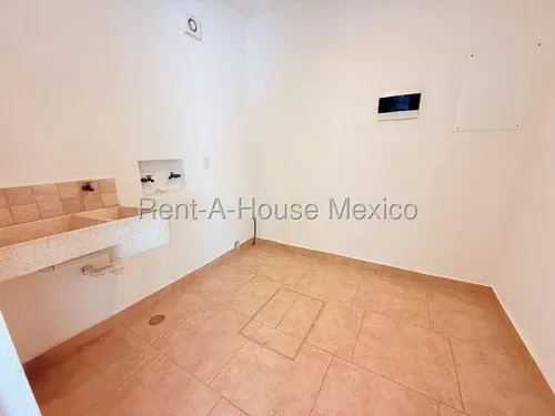 Casa En Renta De 3 Recamaras En El Salitre