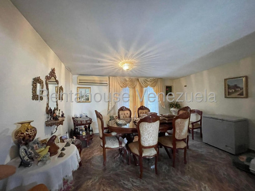 Jip 25-16988. Rent-a-house Vende Hermoso Townhouse De 261 Mts2, 5 Hab, 4 Baños, El Urbanismo Cuenta Con Cancha, Parque Infantil Conectado A Pozo Y Mucho Mas. En Urb. Araguama Country, Maracay.