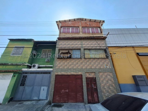 Renta House Vende Amplia Casa De 3 Niveles Muy Cerca De La Av Los Cedros En Maracay. 24-23164 Cm