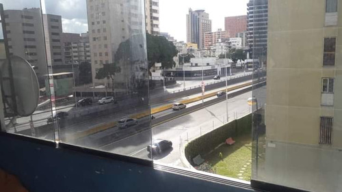 Apartamento En Venta, En Los Cedros Para Remodelar