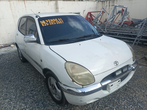 Toyota Duet 2001 Versión Americana Color Blanco.