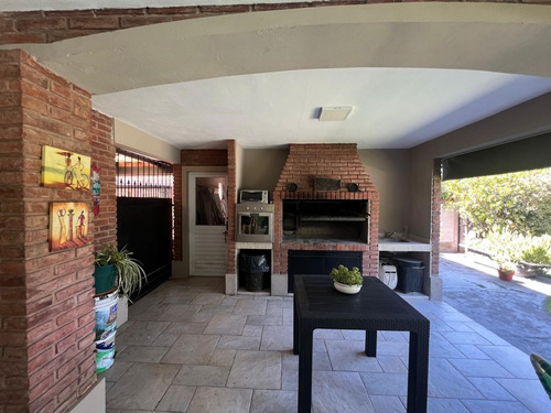 Casa En Venta En Los Jazmines, Pilar Del Este, Pilar
