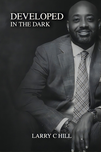Developed In The Dark, De , Larry C. Hill, Sr.. Editorial Blurb Inc, Tapa Blanda En Inglés
