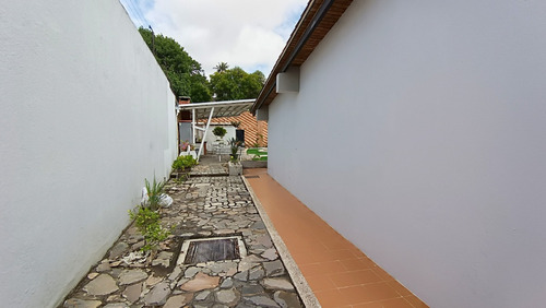 Maikelly Zabala Vende Casa En Barquisimeto , Zona Este, Piscina, 1000metros2 De Terreno, 600 Metros2 De Construcción. Mls 24-28298 Mz