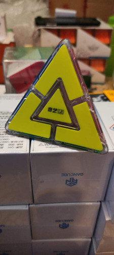 Cubo Qiyi Pyraminx Lite Edición Limitada Base Transparente